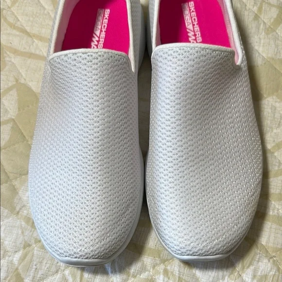 Skechers White Slip-On Sneakers 10 Wide - Picture 2 of 7